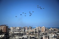 Lanzan paquetes de ayuda desde el aire en Gaza mientras se agrava la hambruna