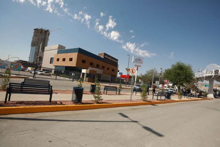 Rehabilitan camellón en Av. Ramón Rivera Lara a través del programa “Adopta un Camellón”