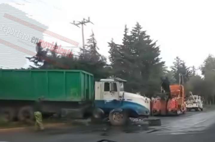 SE LE SALIÓ EL MUELLE A CAMIÓN Y DEJO LOS CARRILES DE LA CARRETERA TOLUCA-ATLACOMULCO CUBIERTOS DE DIESEL EN TOLUCA