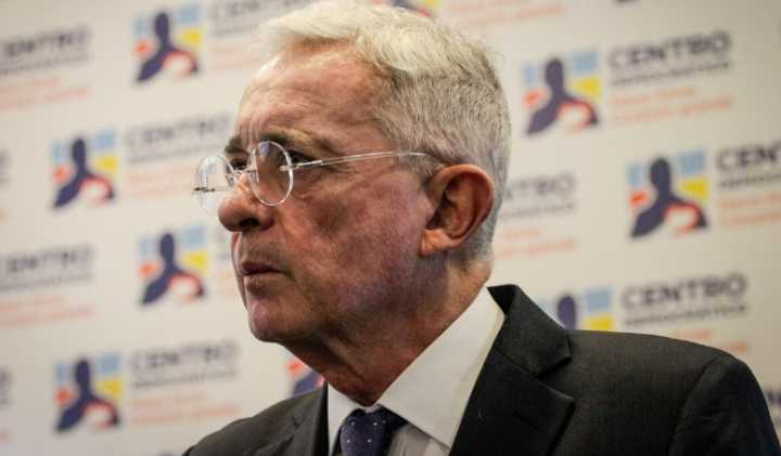 Defensa de Uribe presenta apelación de 904 páginas en Bogotá