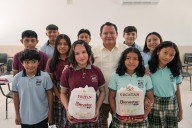 Joaquín Díaz Mena entrega aula y útiles escolares en telesecundaria de San Pedro Chimay, Mérida