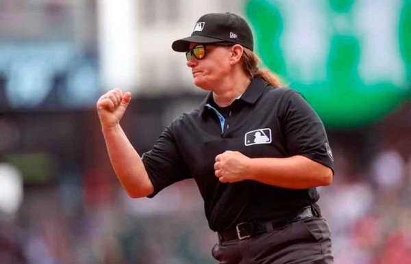 Es Jen Pawol primera mujer umpire en la historia de la MLB
