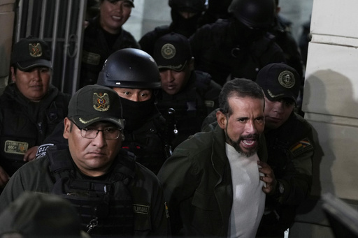 Excarcelan al suspendido gobernador y líder opositor boliviano Luis Fernando Camacho