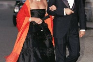 El día en el que la infanta Elena fue la invitada que causó sensación en la boda de Alexia de Grecia con un vestido de plumas y un llamativo chal