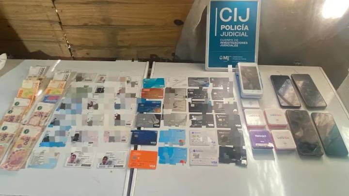 Allanaron en Glew a un falso taxista que se quedaba con las tarjetas de crédito y débito de sus pasajeros