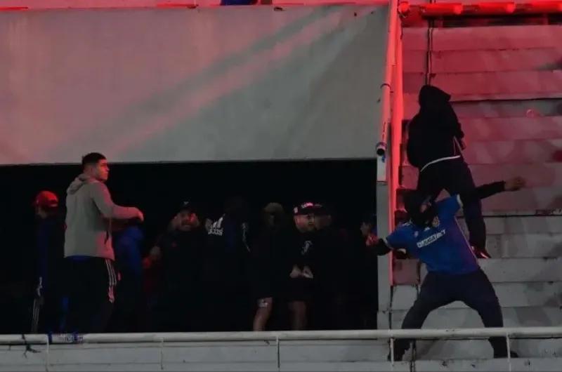 VIDEO: suspenden el partido entre Independiente y la U de Chile por graves incidentes