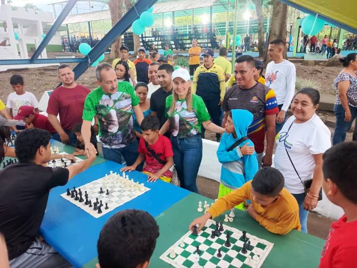 Chúo Velásquez rehabilitó la cancha y el parque El Cafetal