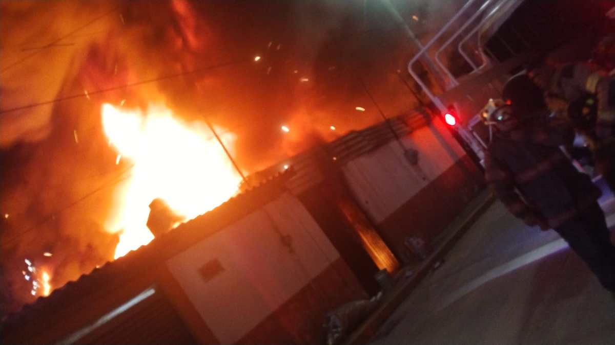 BODEGA DE SOLVENTES SE QUEMÓ EN ECATEPEC; BOMBEROS CONTROLARON EL SINIESTRO