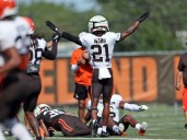 Denzel Ward is ‘day to day’ with shoulder injury; Shedeur Sanders returns to practice from oblique strain
