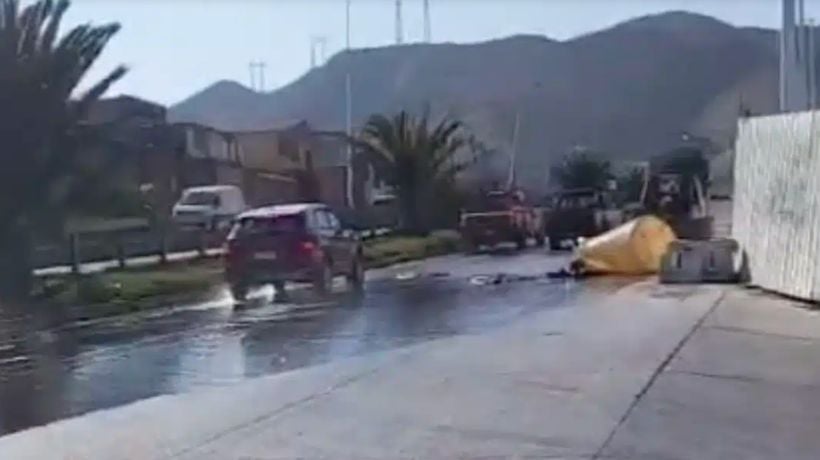 Iba cargado de combustible y volcó: Camión genera corte del tránsito en conocida avenida de Antofagasta