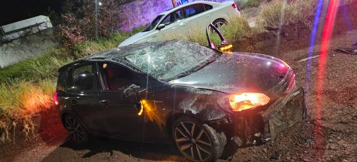 Ebrio conductor vuelca tras chocar contra señalamiento en Siglo XXI