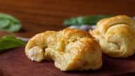 Con 1 papa y 1 kg de harina, hacé más de 30 facturas para disfrutar en familia o para vender: seguí el paso a paso