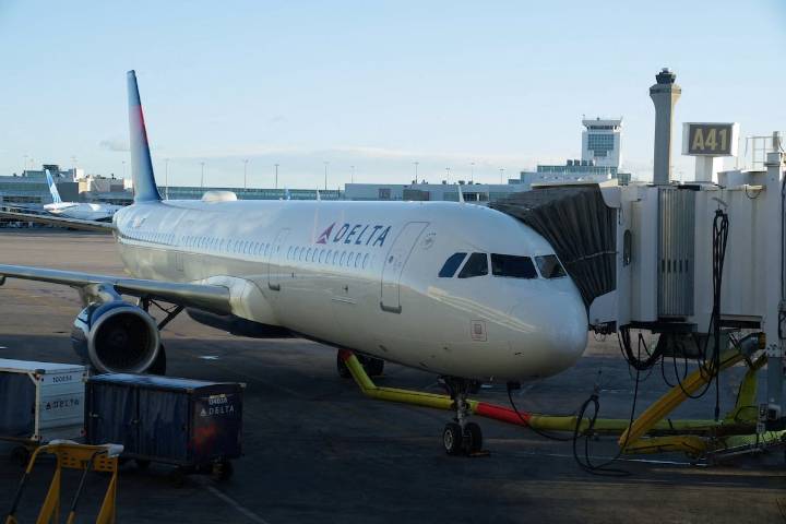Denuncian a Delta y United por vender como “ventana” unos asientos contra una pared