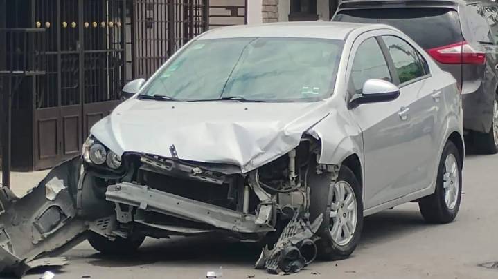 Auto y tráiler chocan en colnia Valle del Nazas; trailero huyó del lugar