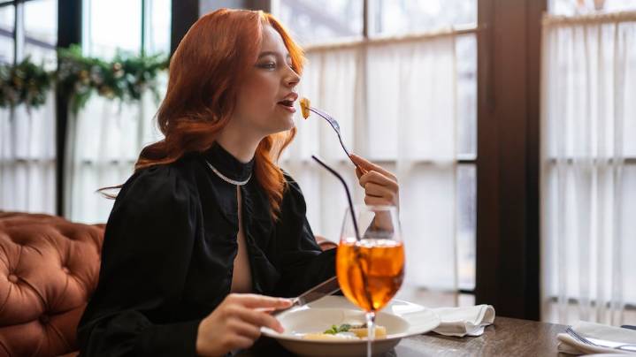 Qué significa que una persona coma sola en restaurantes, según la psicología