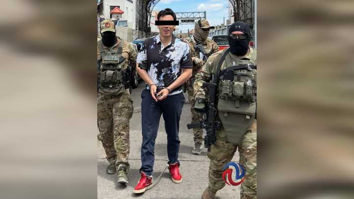 Insólito: embajador de EUA exhibe foto de JC, esposado