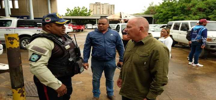 Alcalde de Maracaibo inspecciona los daños que ocasionaron las lluvias