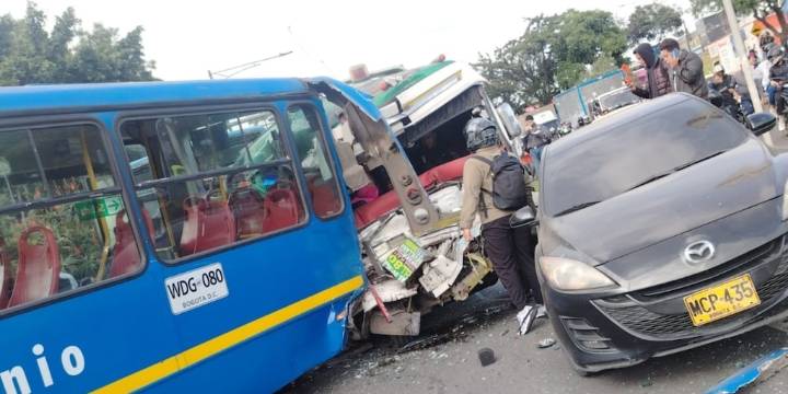 Terrible accidente en Bogotá entre bus de servicio público y del Sitp deja al menos 29 heridos: choque con un separador ocasionó la emergencia en la avenida Boyacá con Primero de Mayo