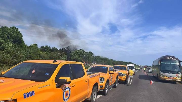 Vuelca automóvil en la autopista Durango-Mazatlán; habría 4 heridos