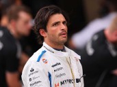 Carlos Sainz arremete contra Liam Lawson y lo compara con 'Checo' Pérez