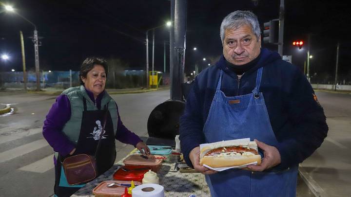 Los jubilados que hacen los choripanes más ricos del oeste neuquino