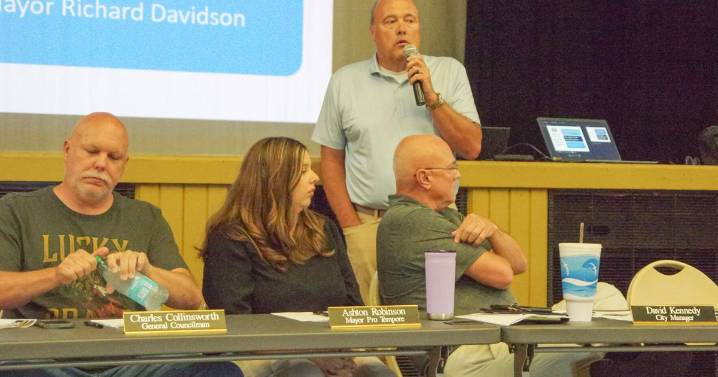 Neosho residents meet with council over water system sale