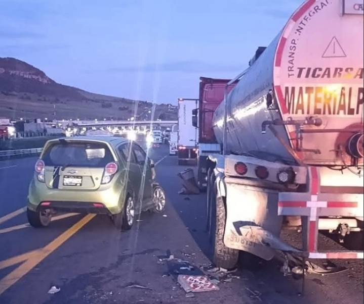 Auto compacto chocó contra un tráiler en la México