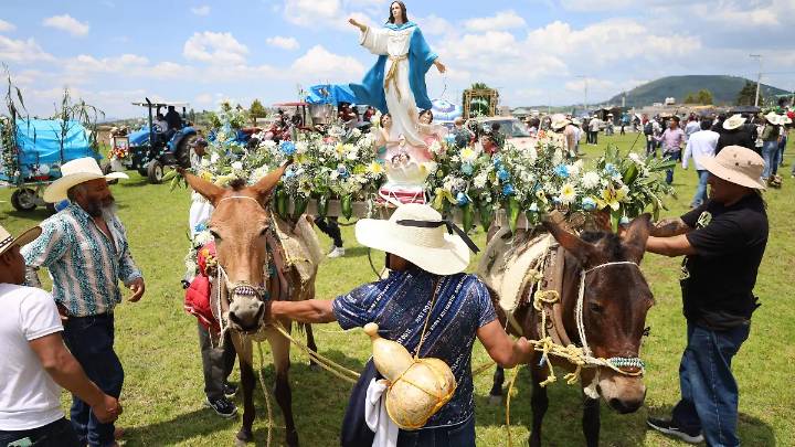 Vecinos de Tlalcilalcalpan realizan su tradicional paseo en honor a la Virgen de la Asunción