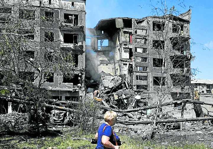 Las tropas invasoras rusas rompen la defensa ucraniana y avanzan en Donetsk
