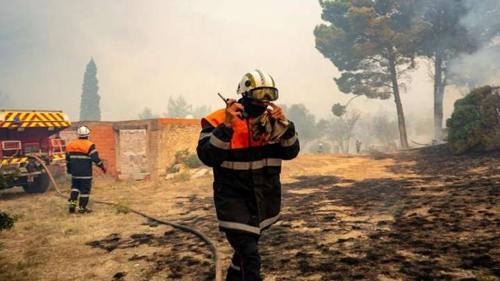 Las autoridades logran estabilizar el peor incendio en Francia, aunque no está controlado