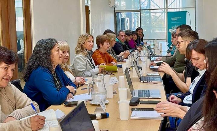 Provincia ofreció a docentes una suba del 5% en dos tramos: cómo quedarían lo