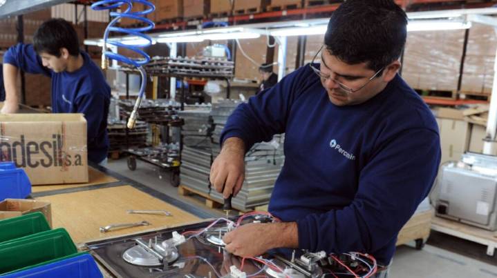 En el primer semestre del año, los salarios de los trabajadores registrados perdieron contra la inflación