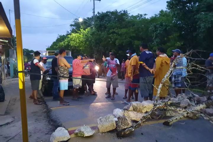 Pescadores de Dzilam de Bravo bloquean la vía costera por la creciente captura furtiva de especies