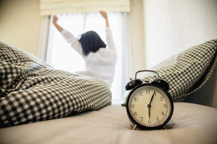Cambio de hora: Guía rápida para no desajustar el sueño y cuándo consultar a un especialista