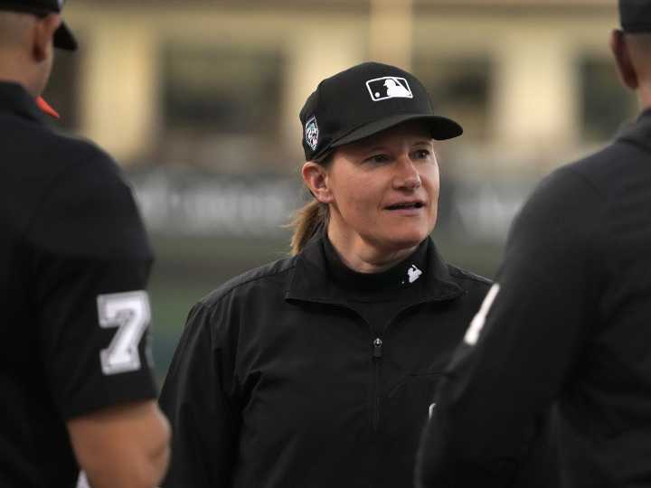 Jen Pawol debutó como la primera umpire mujer en MLB