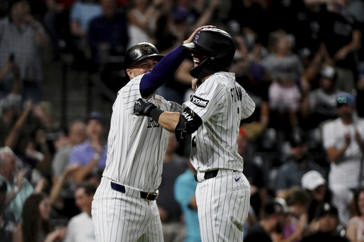 Farmer y Freeman apoyan ataque de 6 carreras de Rockies en la 8va para vencer 10
