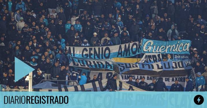 El enojo de los hinchas de Racing por cómo los trató la policía uruguaya, que no los dejaba salir del estadio