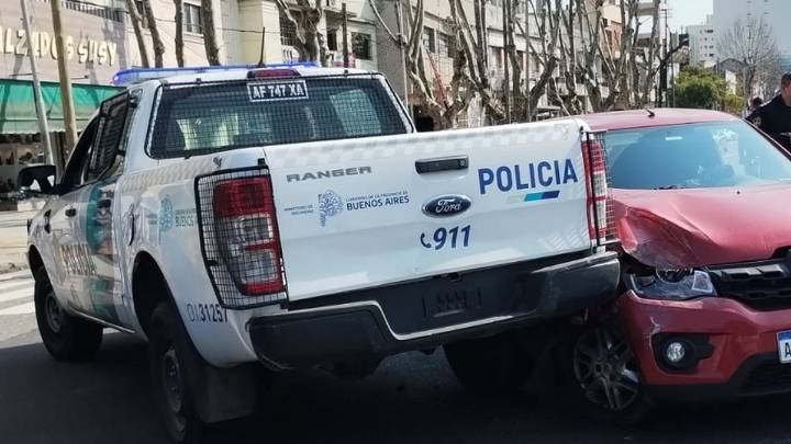 Choque entre un móvil policial y un automóvil tras feroz persecución