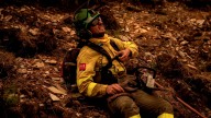 Los bomberos, al límite en su lucha contra los incendios: "Dan ganas de llorar o de cerrar los ojos y no mirar"