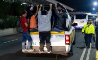Policías trasladan a usuarios de la Línea 2 del Metro; hay caos vial en las inmediaciones