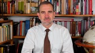 En opinión de Lorenzo Córdova: Al poder arbitrario se le evidencia con el derecho en la mano y sin titubeos
