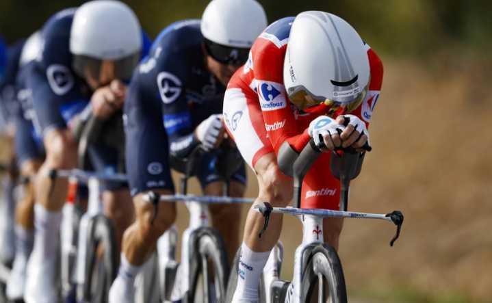 Vuelta a España: UAE Team gana la crono, Vingegaard vuelve al maillot rojo