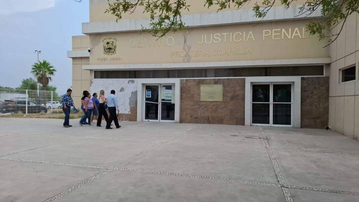 Conflicto vecinal desencadena agresión con botellas y bate de béisbol