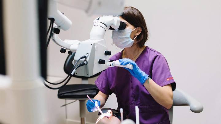 Una enfermera dental recibe una indemnización de más de 25.000 euros después de que un compañero de trabajo le "pusiera los ojos en blanco"