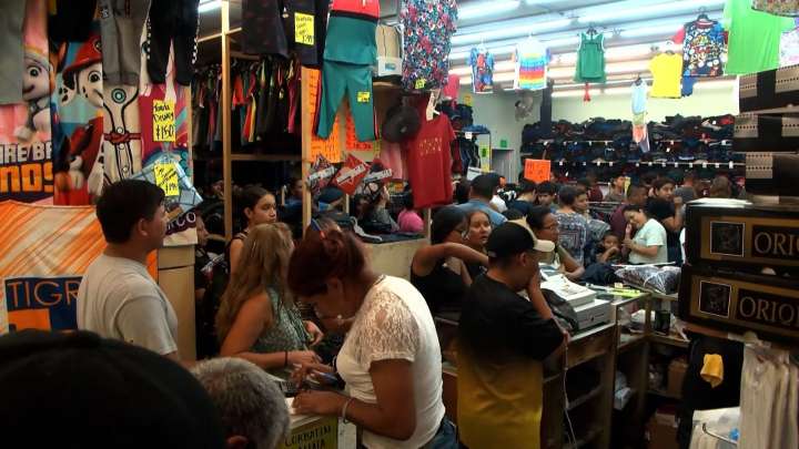 Abarrotan tiendas de la urbe regia previo al regreso a clases