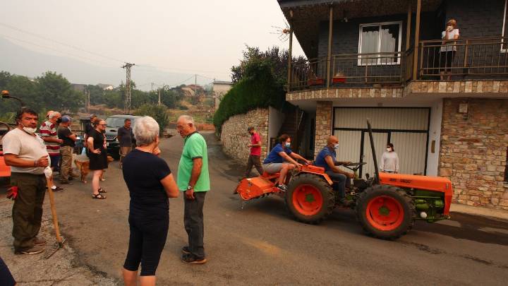 Vecinos de Oencia en León preparan cortafuegos ante el avance de las llamas: "Nos tenían abandonados"