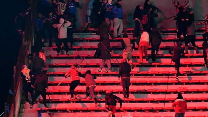 El saldo de los graves incidentes entre los hinchas de la U de Chile e Independiente: 2 heridos graves y más de 90 detenidos
