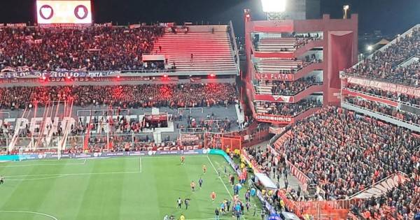 Partido suspendido: gravísimos incidentes entre hinchas de Independiente y de la U de Chile