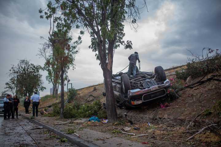 Sufre violenta volcadura por el Parque de las Quinceañeras y sale ileso