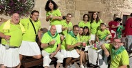 El desfile de peñas llena de alegría y color las calles de Aldeadávila